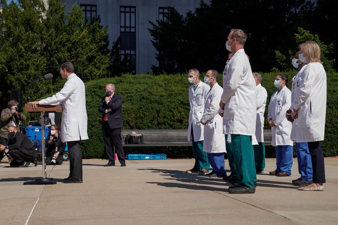 Sean Conley z ekipo zdravnikov je sporočil, kako se predsednik počuti. FOTO: Ken Cedeno, Reuters