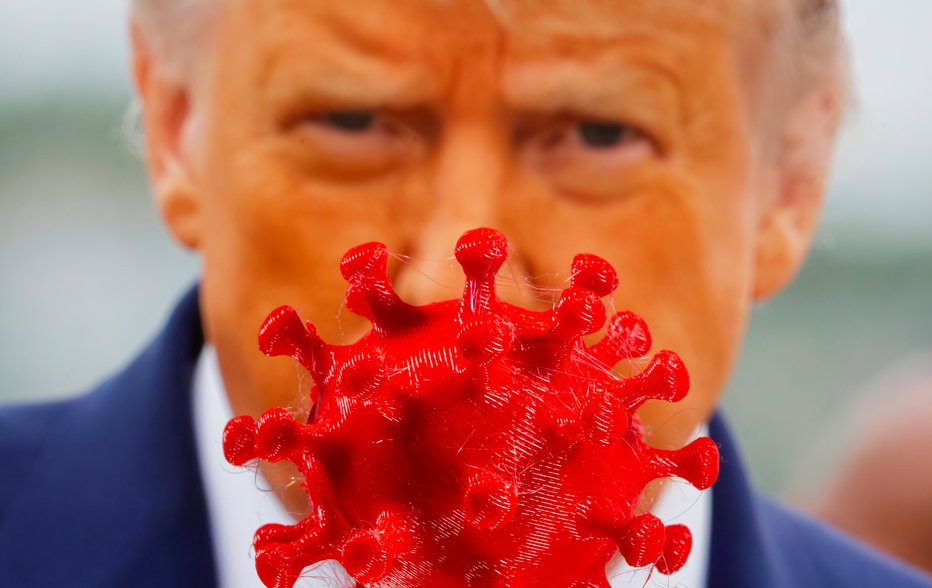 Fotografija: Ilustracija Donalda Trumpa s podobo virusa. FOTO: Dado Ruvic, Reuters