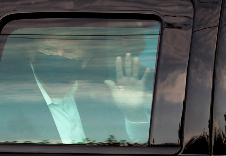 Fotografija: Ameriški predsednik Donald Trump je podpornikom mahal iz avtomobila. FOTO: Cheriss May, Reuters