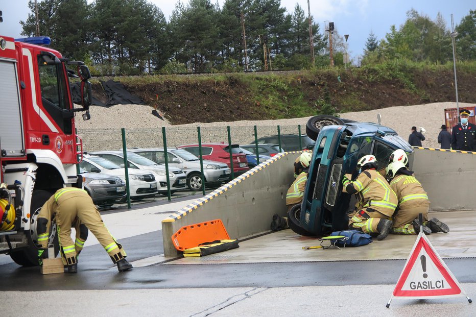 Fotografija: Gasilci bodo lahko vadili tudi reševanje ob prometnih nesrečah. FOTOGRAFIJE: Špela Ankele
