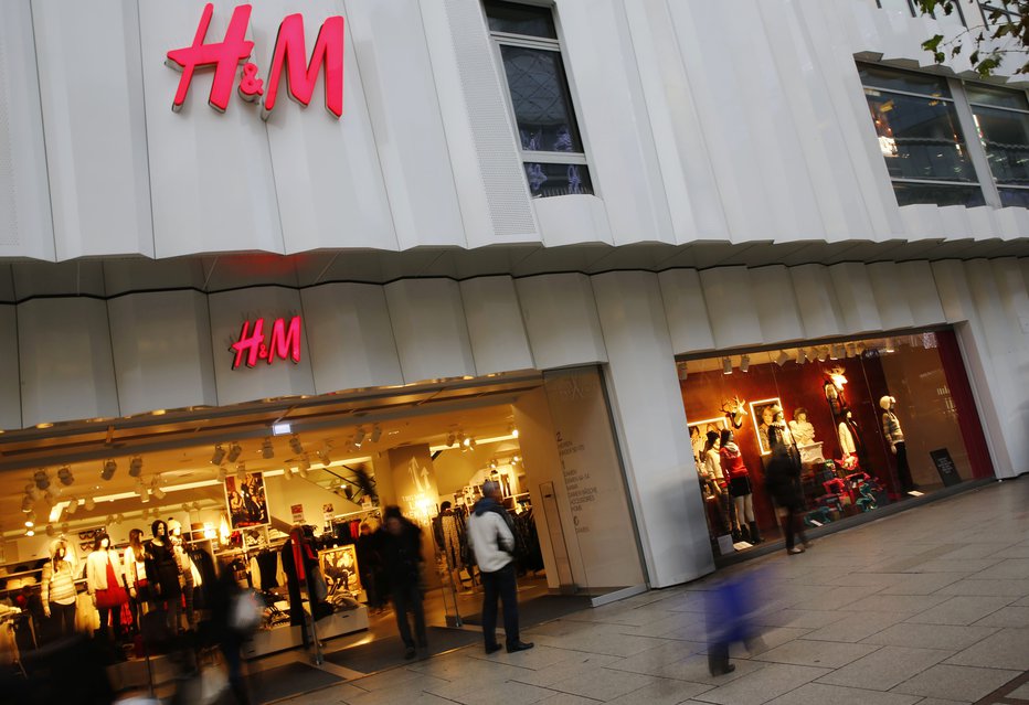 Fotografija: H&M bo zaprl nekatere svoje fizične trgovine. FOTO: Kai Pfaffenbach, Reuters