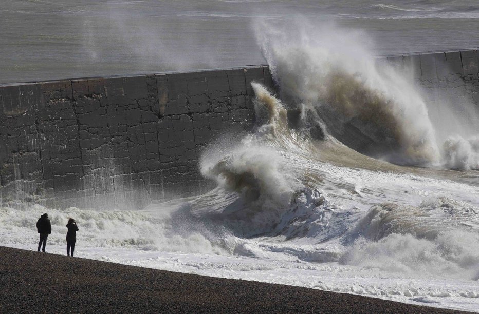 Fotografija: Kljub slabim vremenskim razmeram sta se podala v morje (simbolična footgrafija). FOTO: Neil Hall, Reuters