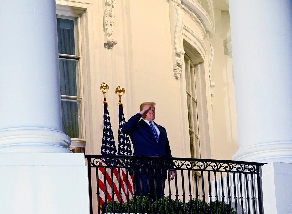 Fotografija: Donald Trump brez maske na balkonu Bele hiše. FOTO: Erin Scott, Reuters