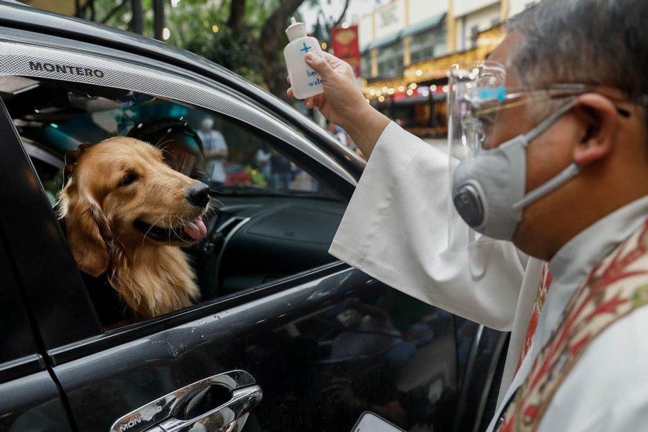 Fotografija: Katoliški duhovnik je upošteval varnostna priporočila. FOTOGRAFIJI: Eloisa Lopez/Reuters