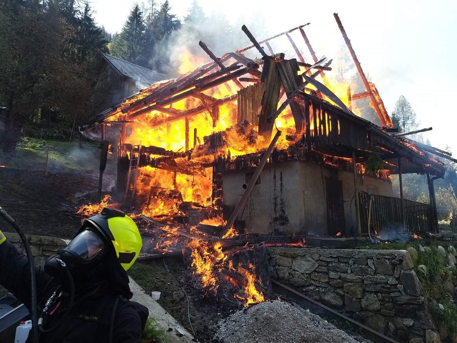 Fotografija: Požar v Bistri pri Črni je gasilo 26 gasilcev in dva gozdarja. FOTO: Sidg