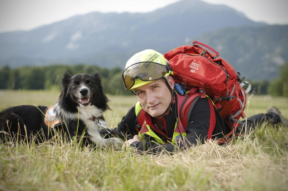 Fotografija: Gorski reševalec Grega Brajnik s psičko Evi FOTO: Jure Eržen