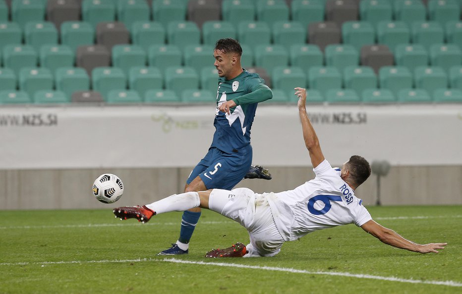 Fotografija: V tekmi s San Marinom je dobil priložnost tudi David Tijanić, ki je takole izsilil najstrožjo kazen za vodstvo Slovenije z 2:0. FOTO: Blaž Samec