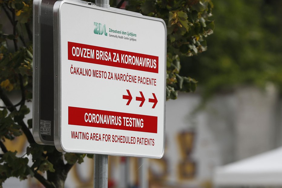 Fotografija: Čakanje na test koronavirus na Metelkovi. FOTO: Leon Vidic, Delo
