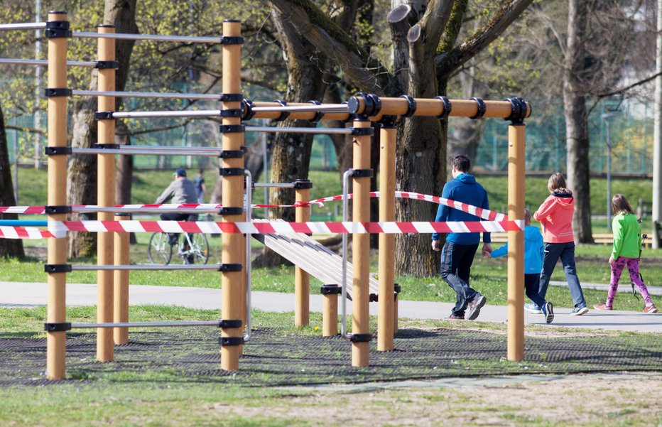 Fotografija: Otroška igrišča in igrala na prostem: spomladi je že bilo prepovedano gibanje na tem območju. FOTO: Gašper Lešnik