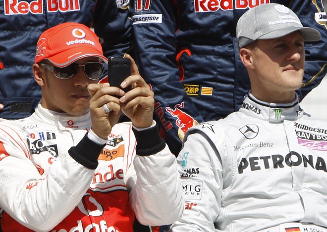 Pred leti sta bila Hamilton in Schumacher tekmeca tudi na stezi. FOTO: Caren Firouz, Reuters
