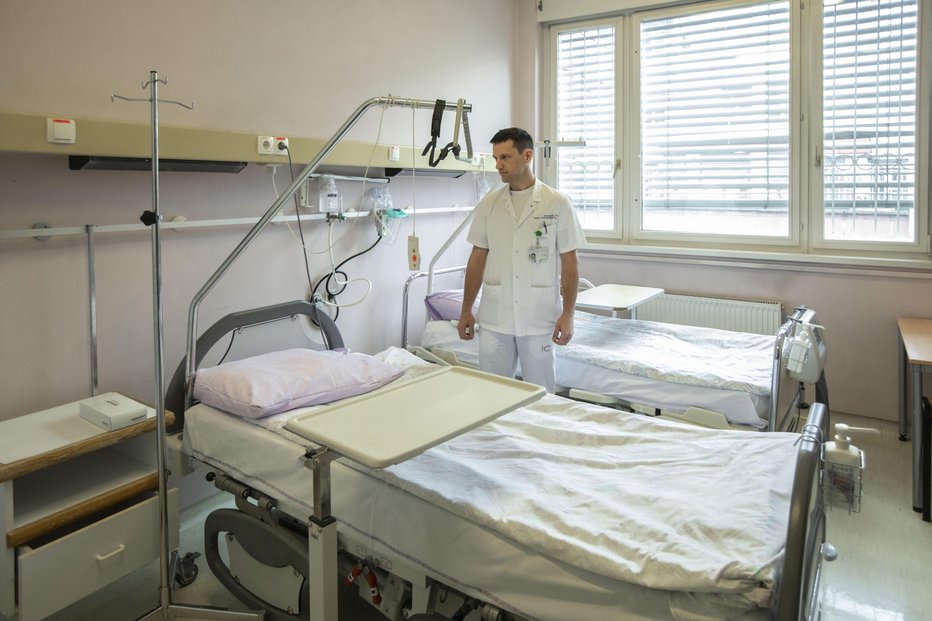 Fotografija: Zdravstveni delavci so med okuženimi. FOTO: Voranc Vogel