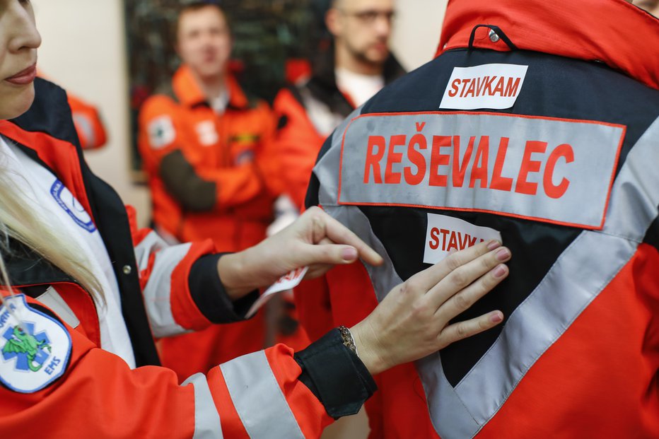 Fotografija: Reševalci so oskrbeli osebo. FOTO: Uroš Hočevar 