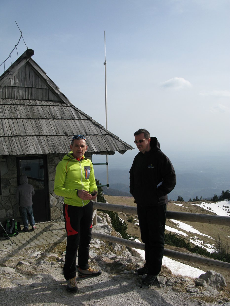 Fotografija: Predsednik GRS Kamnik Franc Miš (levo) in takrat še direktor podjetja Velika planina Leon Keder FOTO: MARJANA HANC