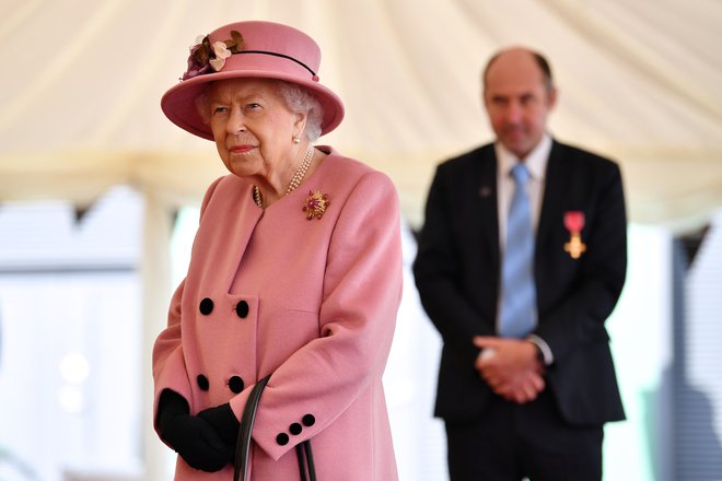 Kraljica Elizabeta maske ni nosila. FOTO: Pool Reuters