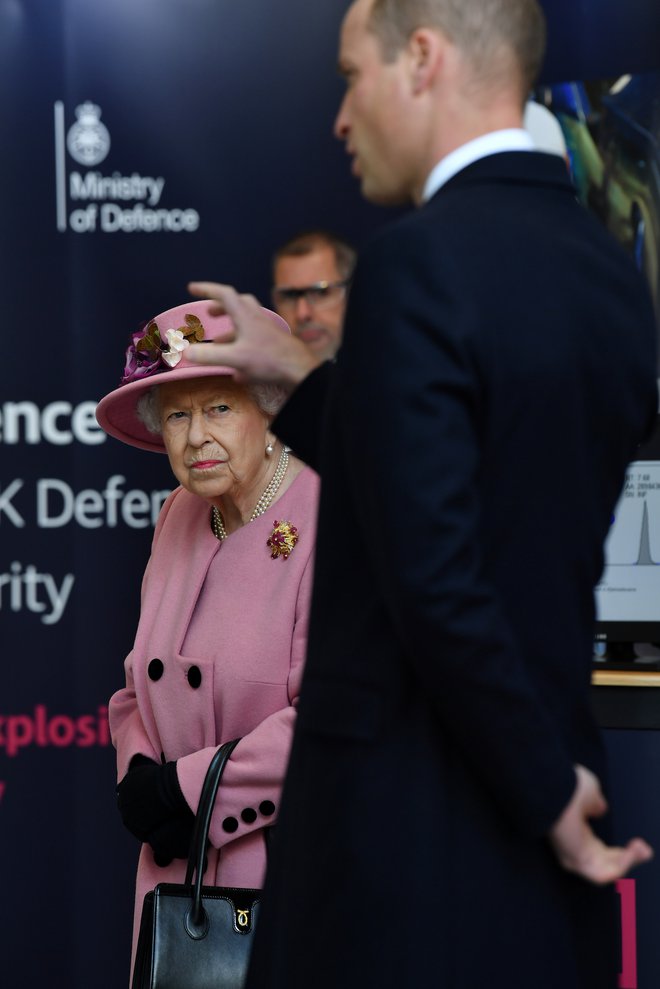 Ves čas je bila oddaljena od princa Williama, na varni razdalji. FOTO: Pool Reuters