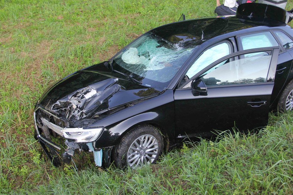 Fotografija: Žensko so mrtvo potegnili iz avtomobila (simbolična fotografija). FOTO: Policija