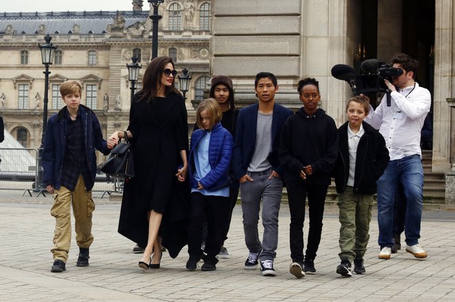 Angelina Jolie ima z Bradom Pittom tri biološke otroke, še tri je posvojila. FOTO: Mtg/zds Wenn.com