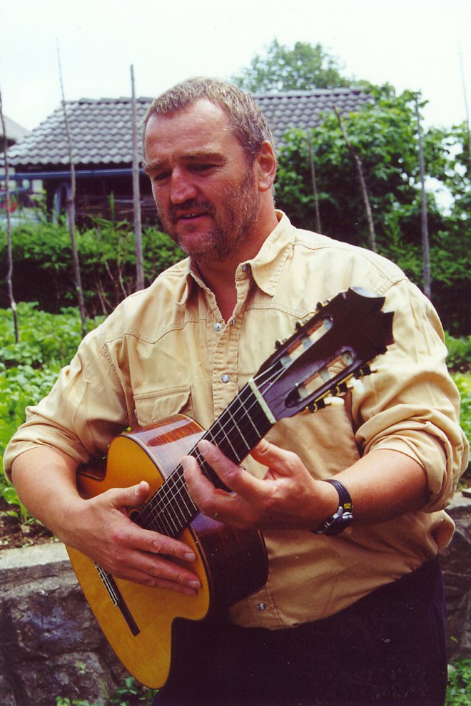 S kitaro, ki jo je vrsto let poučeval na dolenjskih osnovnih šolah. Foto: arhiv Dela