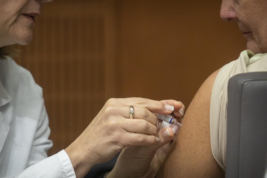 Fotografija: Cepljenje proti gripi. FOTO: Voranc Vogel, Delo