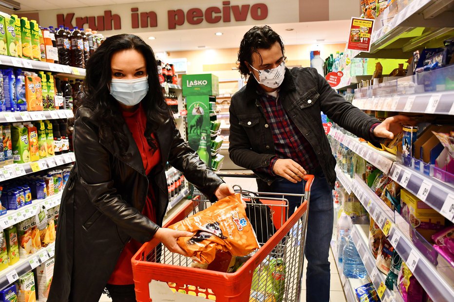 Fotografija: Takole sta Alenka Gotar in njen mož Anže Šuštar nakupila nekaj hrane za živali za DPMŽ Celje. FOTO: Rosvita Jager