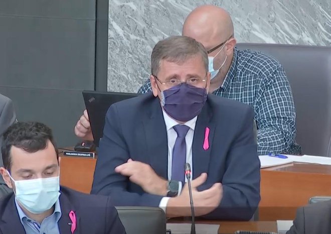 Jani Möderndorfer je premierju postavil vprašanje glede priprav na drugi val epidemije. FOTO: Zajem zaslona/RTV Slovenija
