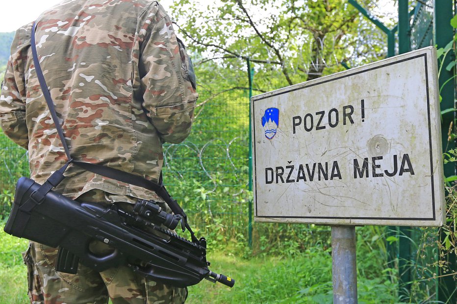 Fotografija: Na meji s Hrvaško je že okoli 180 vojakov, ki patruljirajo s policisti. FOTO: Tomi Lombar, Delo