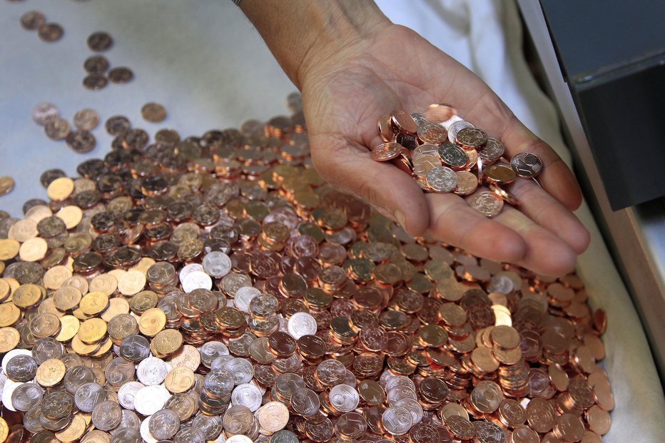 Fotografija: Se bomo poslovili od kovancev za en in dva centa? FOTO: Leon Vidic