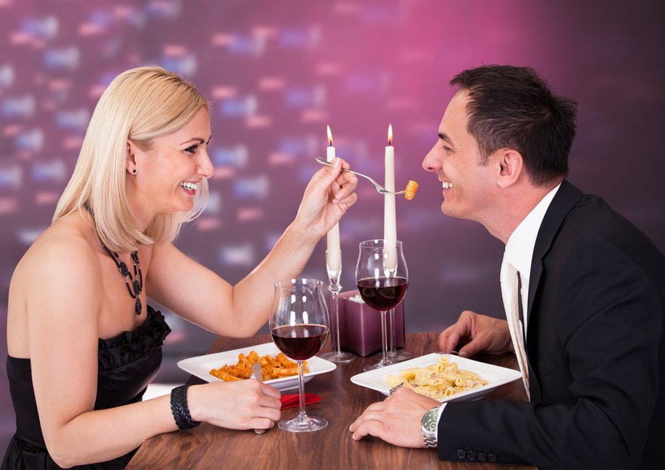 Fotografija: Zaljubljenci se na začetku odnosa pogosto zredijo. FOTO: Andreypopo/Getty Images