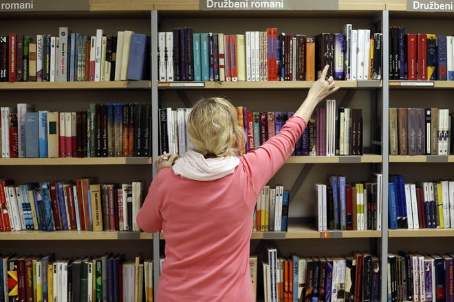 Obiščite knjigarne in knjižnice, dokler so še odprte. FOTO: BLAŽ SAMEC