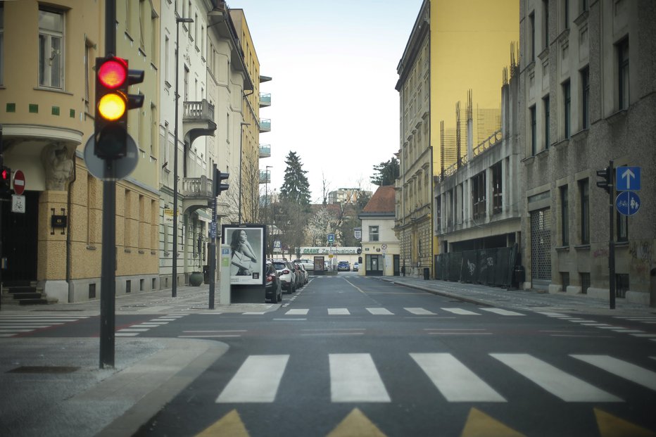 Fotografija: Prazne ljubljanske ceste in ulice spomladi. FOTO: Jure Eržen, Delo