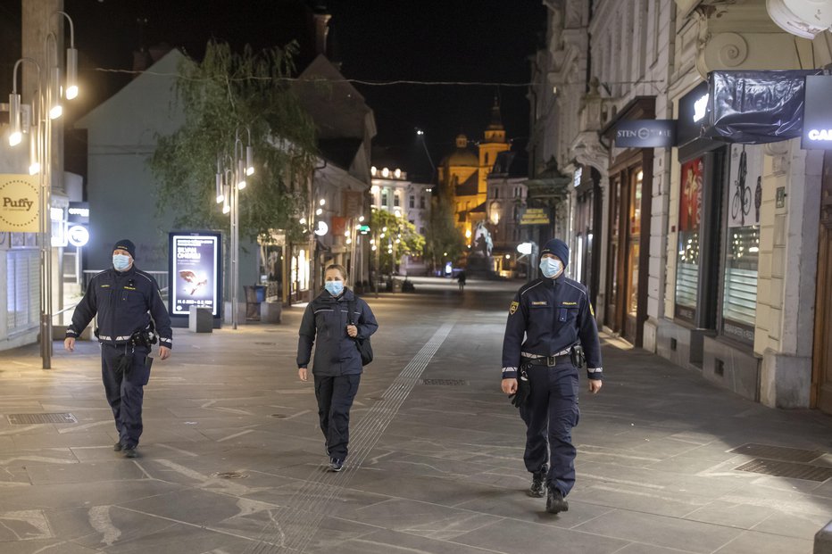 Fotografija: V Sloveniji velja omejitev gibanja od 21. ure zvečer do 6. ure zjutraj. FOTO: Voranc Vogel, Delo