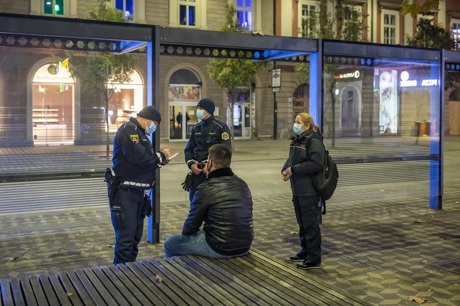 Fotografija: Med 21. uro in 6. uro velja omejitev gibanja. Tudi za policiste, potem ko slečejo uniformo. FOTO: Voranc Vogel