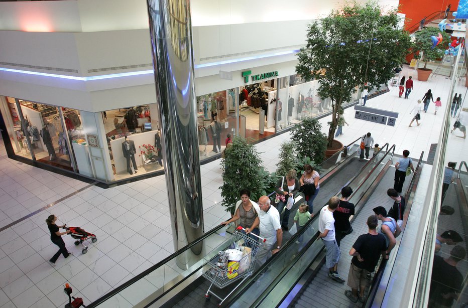 Fotografija: Nekatere trgovine v trgovskih središčih bodo odprte, večina bo zaprtih. FOTO: Igor Zaplatil, Delo 
