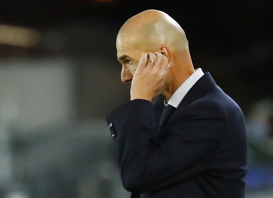 Fotografija: Realov trener Zinedine Zidane si razbija glavo z iskanjem rešitev za izhod iz krize madridskega velikana. FOTO: Juan Medina/Reuters