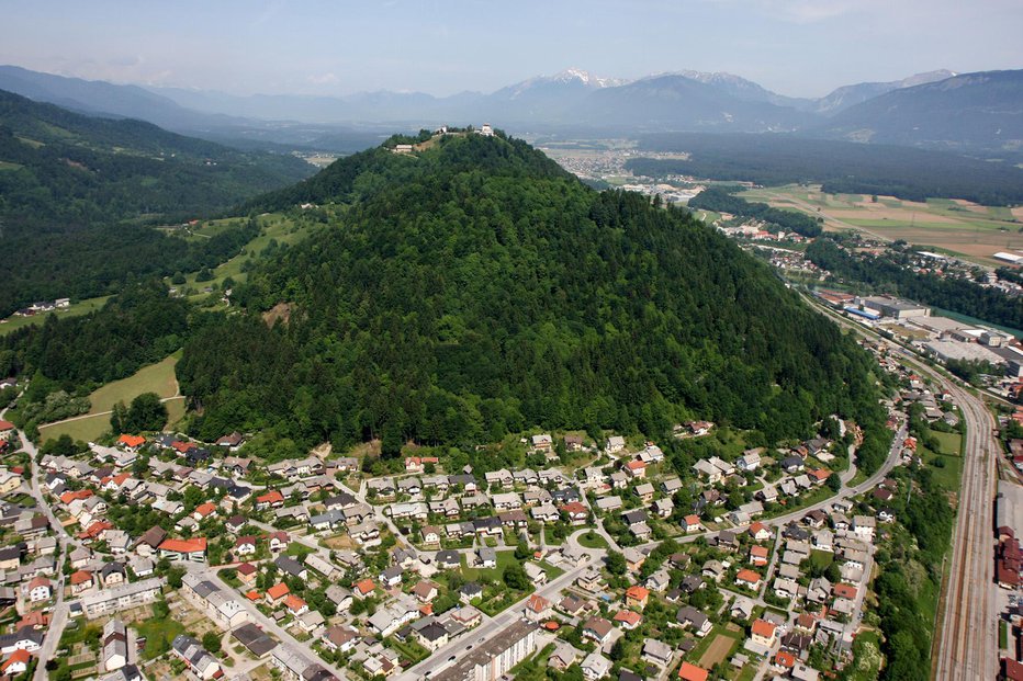 Fotografija: Šmarjetna gora iz zraka Foto: Primož Hieng