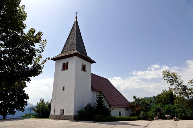 Na vrhu je cerkev sv. Marjete. Foto: Primož Hieng