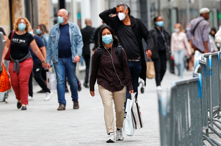 Fotografija: Obvezno uporabo mask na prostem so nekoliko omilili. FOTO: Francois Lenoir, Reuters