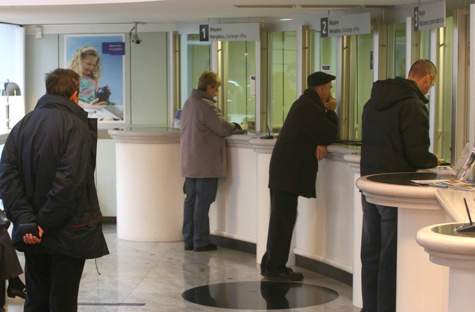 Fotografija: V NLB izpostavljajo, da je najbolj varno ostati doma in za poslovanje z banko uporabiti sodobne načine plačevanja. (Fotografija je simbolična). FOTO: Dejan Javornik, Delo