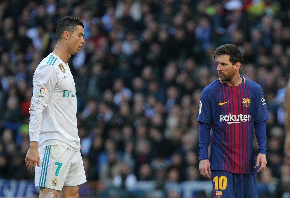 Fotografija: Lionel Messi (desno) in Cristiano Ronaldo sta se nazadnje spopadla, ko je Portugalec branil barve madridskega Reala. FOTO: Sergio Perez/Reuters