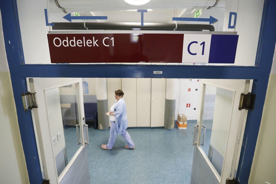 Fotografija: Na onkološki inštitut lahko vstopajo le pacienti. FOTO: Leon Vidic, Delo