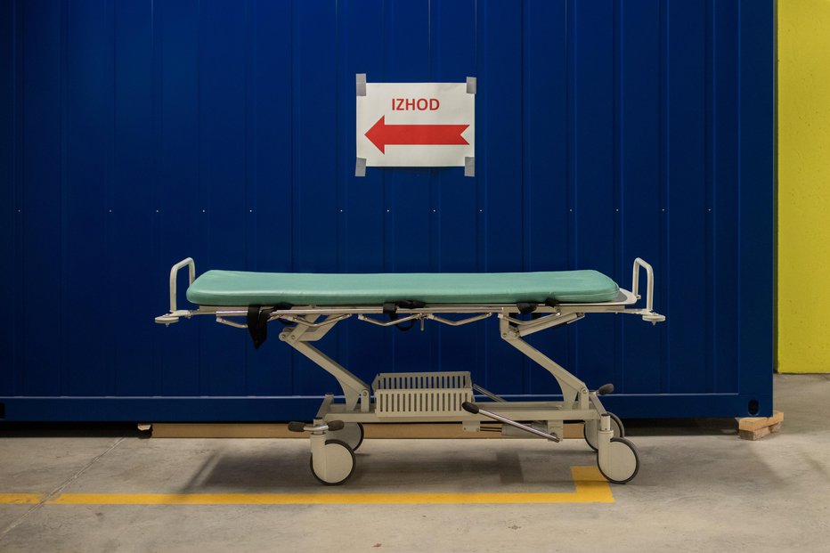 Fotografija: Bolnišnice se polnijo z neverjetno hitrostjo. FOTO: Voranc Vogel