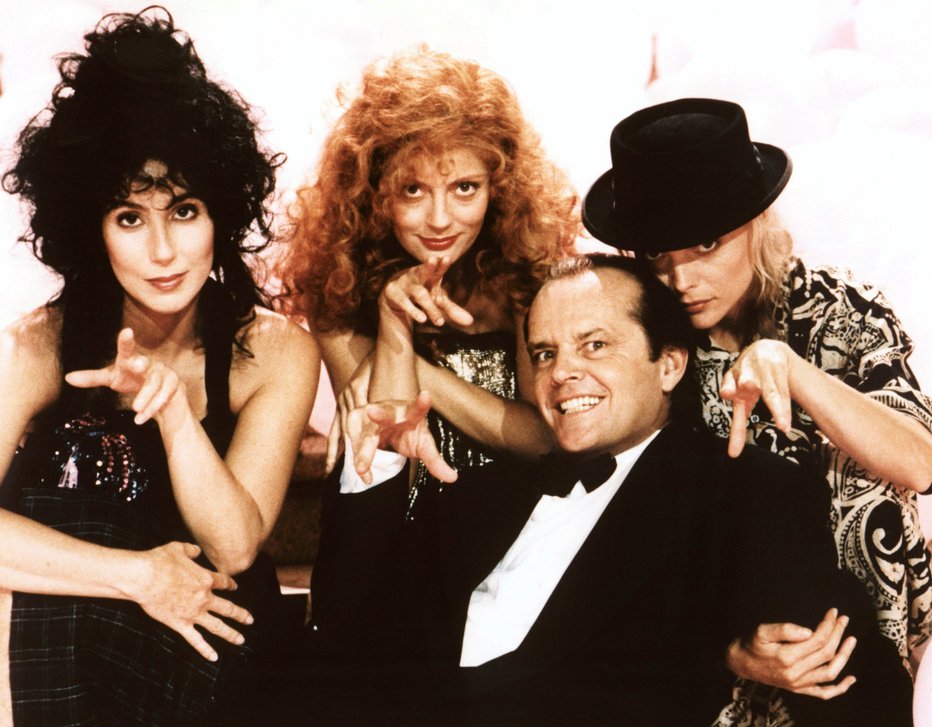 Fotografija: Alexandra, Jane in Sukie iz Čarovnic iz Eastwicka (1987)
Tri eastwiške čarovnice, v vlogi katerih so nastopile odlične Susan Sarandon, Cher in Michelle Pfeiffer, prinašajo dodatno okrepitev – šarmantnega in galantnega, a tudi muhastega hudiča Daryla (Jack Nicholson). Prepričani smo, da lahko četverici uspe odpihniti v nič vse strahove, povezane z novim koronavirusom, morda pa celo tudi sam virus.