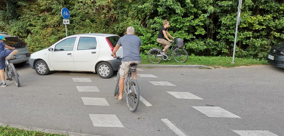 Fotografija: Avtomobili ovirajo kolesarje. FOTO: bralec Darko