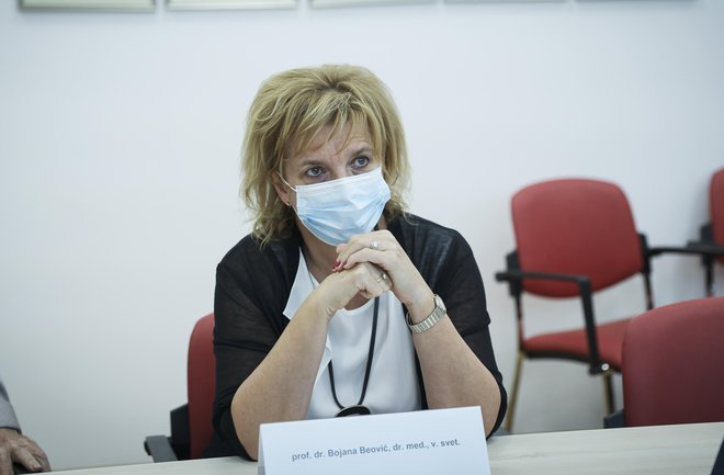 Vodja strokovne skupine za covid 19 pri ministrstvu za zdravje Bojana Beović napoveduje, da bomo v prihodnjih dneh videli, ali smo že dosegli vrh drugega vala epidemije. FOTO: Jože Suhadolnik