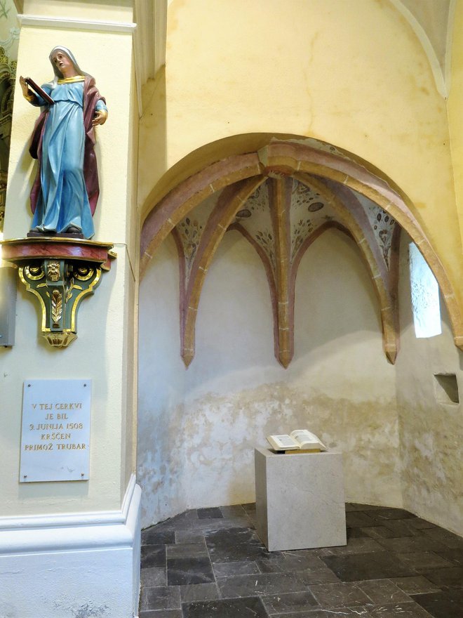 Kapela v cerkvi v Škocjanu pri Turjaku, kjer je bil krščen Primož Trubar. FOTO: IZTOK ILICH