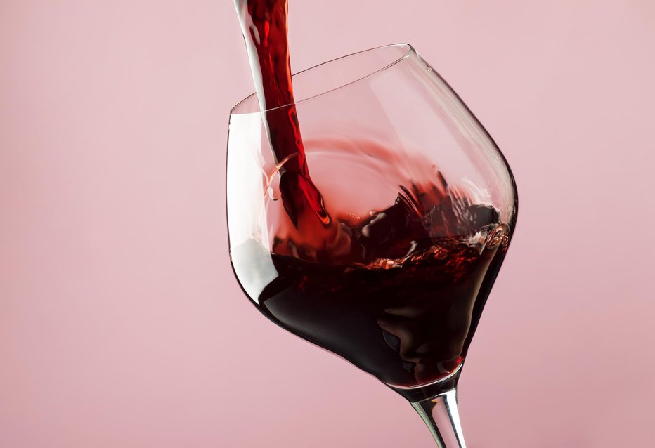Fotografija: Antioksidanti in druge protivnetne učinkovine iz črnega vina ohranjajo zdravje možganov. FOTO: 5ph/Gettyimages