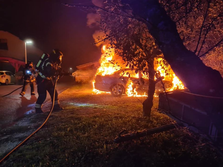 Fotografija: Požar so gasilci ukrotili. FOTOGRAFIJI: PGD Šmarje - Sap