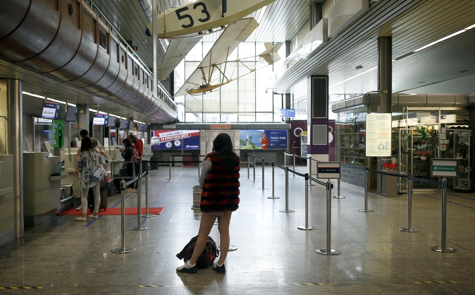 Fotografija: Epidemija je močno okrnila polete z ljubljanskega letališča. FOTO: Blaž Samec, Delo