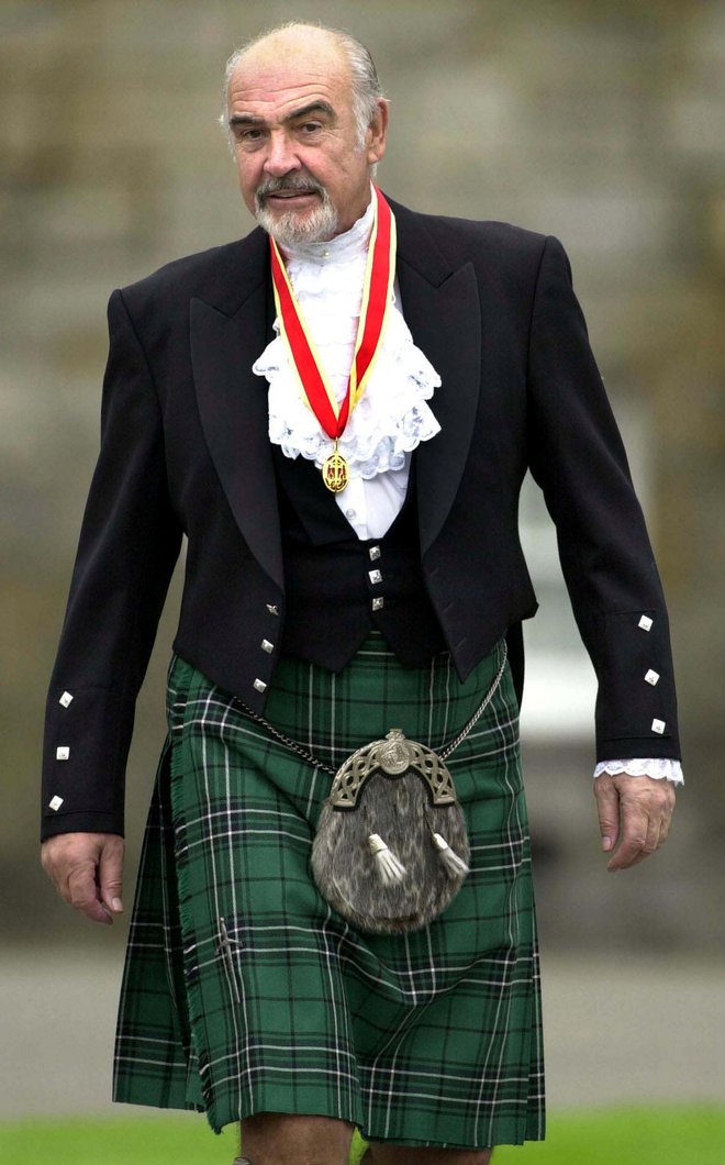 Bil je ponosen Škot, v polni škotski opravi pa je leta 2000 od britanske kraljice Elizabete II. tudi prejel viteški naziv. FOTO: Reuters