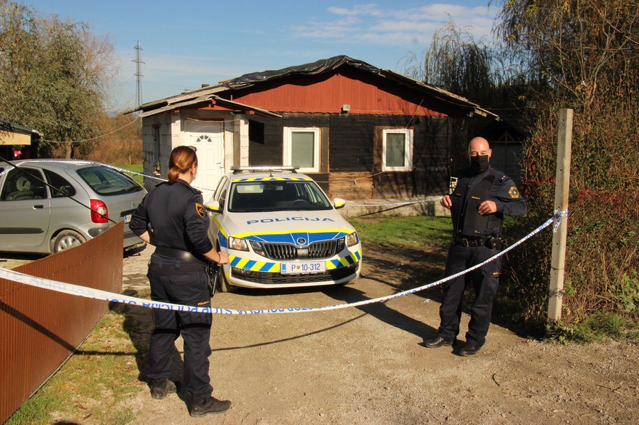 Fotografija: Kovačičeva hiša je bila ob našem obisku zavarovana s policijskim trakom. Foto: Tanja Jakše Gazvoda